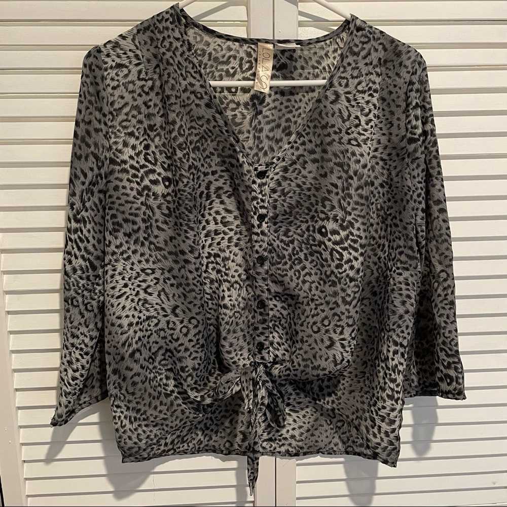 Cute gray leopard top M